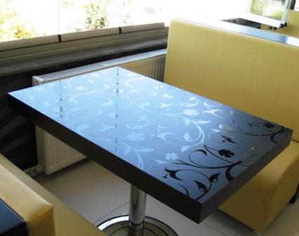 стол с бумажно-слоистым пластиковым покрытием